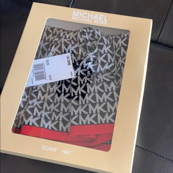 Michael kors set scarf &  hat NWT - Picture 1 of 2